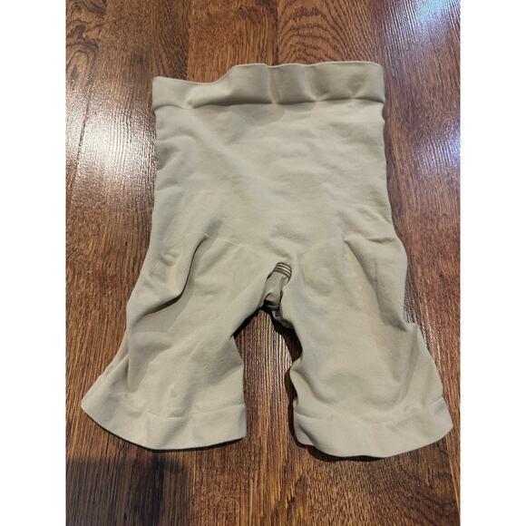 SKIMS Women's Seamless Sculpt High Waisted Shaping Shorts Size Medium Beige - Picture 1 of 5